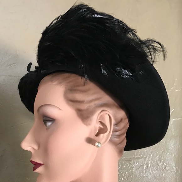 STRIKING 1940s\' BLACK FELT WIDE BRIM HAT WITH BLACK FEATHERS